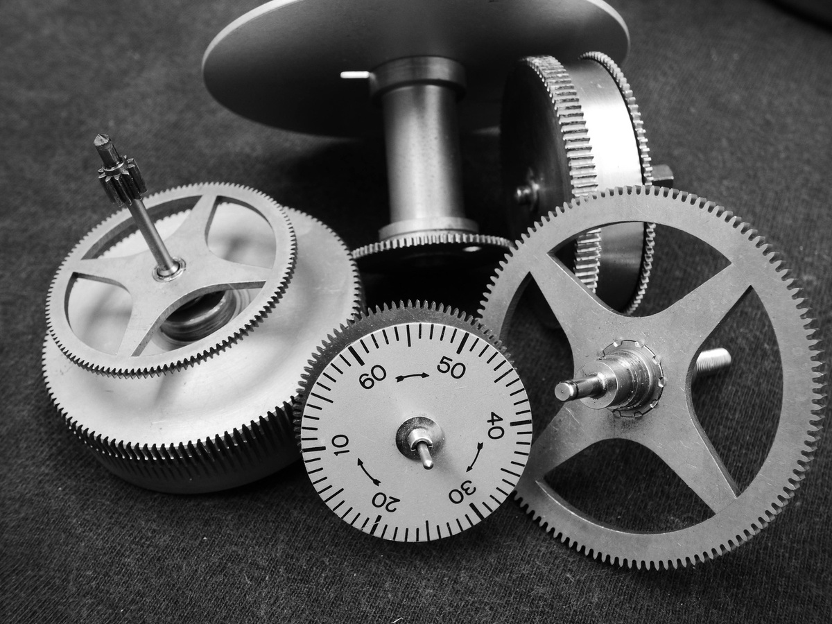 Deriváty vo financiách: typy, využitie a riziká finančných nástrojov
